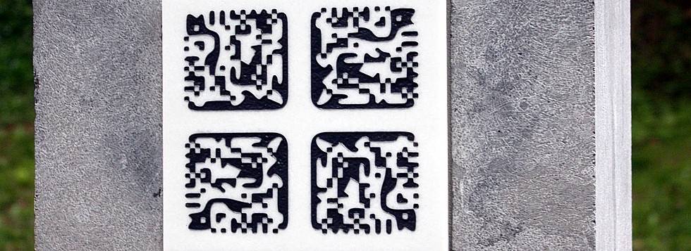 DataMatrix-Code und QR-Code an Grabstein